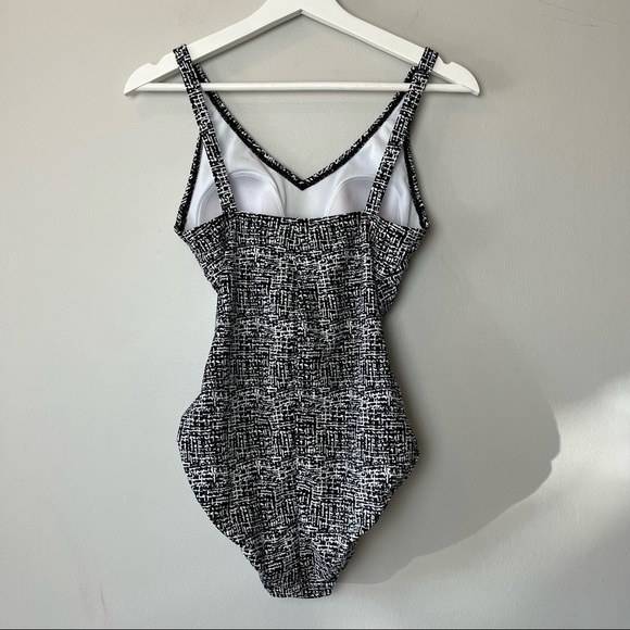 Speedo One Piece Swimsuit Black and White Crisscross Pattern - Picture 6 of 10